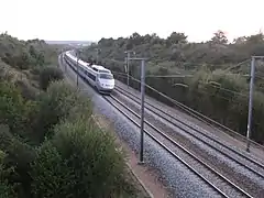 Un TGV sur la LGV Atlantique, près du lieu-dit nommé Plafus.