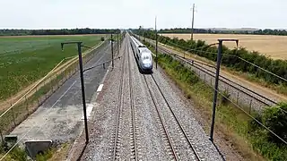 TGV et LGV Atlantique traversant Saint-Léger-des-Aubées. À droite la ligne de Brétigny à La Membrolle-sur-Choisille.