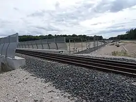 À proximité de la bifurcation de Villers-les-Pots.Les voies 1 et 2 de la LGV passent sous le PRA de la ligne de Gray à Villers-les-Pots. On aperçoit les signaux « baissez pantos » de la section de séparation 25 kV/1,5 kV.