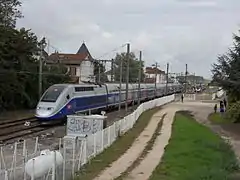 La rame inaugurale du 8 septembre 2011 prête au départ sur l'évitement impair de Genlis. Le TGV en circulation qui la précède est le « TGV balai » qui ouvre la ligne.