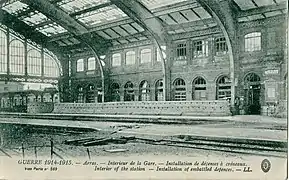 La grande halle en 1914 – 1915, avec des défenses en sacs de sable édifiées sur les quais.