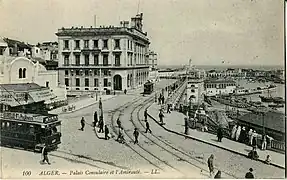 Un tramway devant le Palais consulaire d'Alger et l'Amirauté.