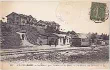 Carte postale représentant la station terminus du chemin de fer du Mont-Revard au sommet avec ses hôtels