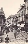 Une rame constituée d'une motrice et de sa remorque approche de l'évitement de la rue du Commerce