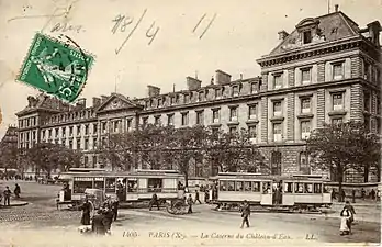 La caserne du Château-d'Eau de la Garde Républicaine avant la Première Guerre mondiale, ainsi que des tramways vers la banlieue est.