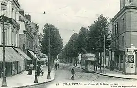 Tramway sur un évitement, avenue de la Gare à Charleville.