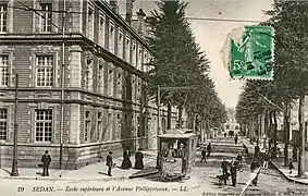 L'École supérieure, avenue Philippoteaux, et un tramwayde la ligne 4.
