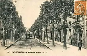 Tramway sur une voie unique axiale, avenue de Mézières à Charleville.