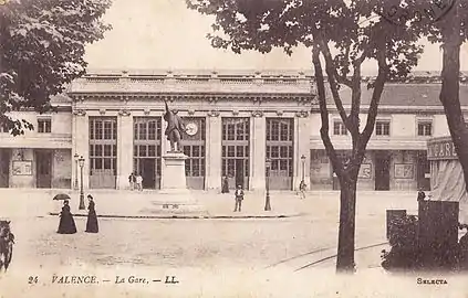 La ville est reliée au chemin de fer dès 1854 ; on voit ici la gare de Valence-Ville et la statue de Bancel, dans les années 1920.