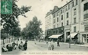 À La Plaine Saint-Denis, la RN 1 est aussi large que l'avenue des Champs-Élysées, ce qui permit de faire passer en son centre l'autoroute du Nord en 1965. Au début du siècle, elle avait une ambiance calme qu'elle n'a retrouvée qu'après la couverture de l'autoroute et les aménagements paysagers.