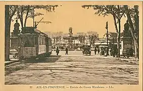 Tramways sur le cours Mirabeau et la place de la Rotonde vers 1920. La ville fut reliée à Marseille par le tramway de la Compagnie des tramways électriques des Bouches-du-Rhône (absorbée en 1921 par la Régie départementale des chemins de fer des Bouches-du-Rhône), qui circulait de 1903 à 1948.
