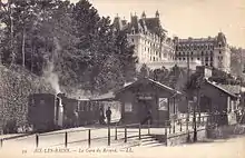 Carte postale en noir et blanc représentant un chemin de fer à crémaillère.