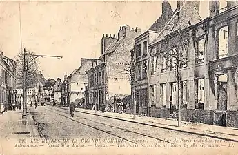 La rue de Paris vers 1918, incendiée par l'armée allemande.