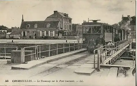 Une rame des chemins de fer du Calvados sur le pont mobile du bassin du port, pendant la Première Guerre mondiale.Cette compagnie de chemin de fer secondaire reliait la ville à Caen et Bayeux.