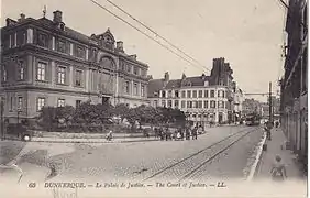 ... et sur la voie unique devant le Palais de justice.