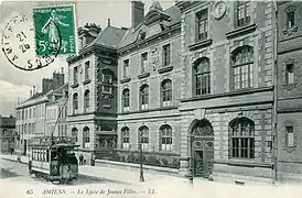 Tramway passant devant le lycée de jeunes filles, rue des Otages, au début du XXe siècle.