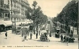 Carte postale en noir et blanc montrant un métro prêt à quitter une section aérienne pour une section souterraine