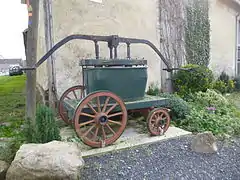 Ancienne pompe des sapeurs-pompiers, utilisée maintenant comme objet décoratif.