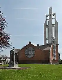 L'église en 2014, campanile reconstruit.