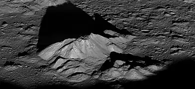 Pic central de Tycho photographié par la sonde LRO.