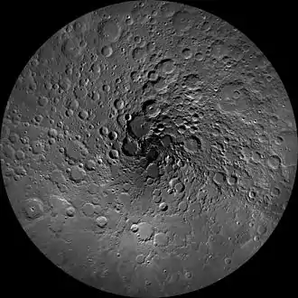 Le pôle présente de nombreux cratères, certains restant toujours dans l'obscurité.