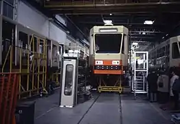 Motrice pour le métro de Manille en cours de fabrication à l'usine de Bruges en 1982.