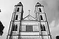 Vue en contre plongée de la cathédrale Saints-Pierre-et-Paul de Douala.