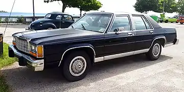 Ford LTD Crown Victoria berline quatre portes