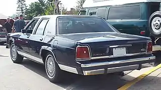 Ford LTD Crown Victoria berline quatre portes (lifting)