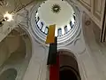Le dôme de l'intérieur et le drapeau lituanien se divisent en trois drapeaux unicolores distincts
