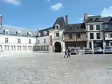 Photographie de la place montrant la cour du Château-Neuf et le porche du Vieux-Château.