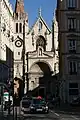 La rue des Bouquetiers et l'église Saint-Nizier depuis la place d'Albon.