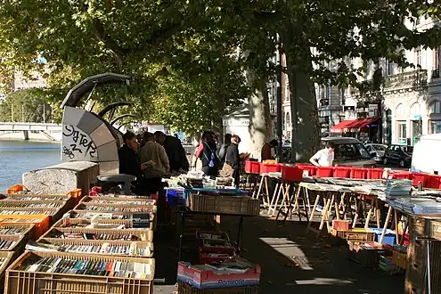 Bouquinistes sur le quai