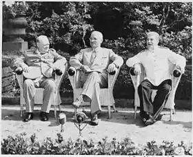 Photographie en noir et blanc sur laquelle figurent Winston Churchill, Harry S. Truman et Joseph Staline lors de la conférence de Potsdam