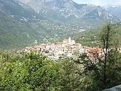 Village de La Bollène-Vésubie vu depuis un belvédère sur la route du col de Turini.