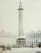 La colonne Vendôme avant sa chute, Bruno Braquehais, mai 1871, papier albuminé, 210 × 160 cm.