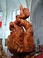 Sculpture contemporaine en bois exposée dans la nouvelle église