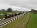 Sur l'autopont vue de la ligne LGV avec un train amenant du ballast