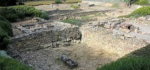 2 - Vue générale du site :maison à hypocauste à gauche, grand four à droite