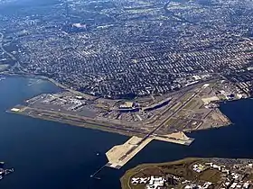 Vue aérienne de l'aéroport en 2016.