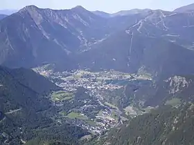 Vue sur Ordino (premier plan) et La Massana (second plan) depuis le pic.