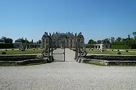 La façade sud du château et la grille du saut-de-loup.