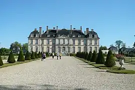 Façade nord du château depuis la descente vers la Seine.