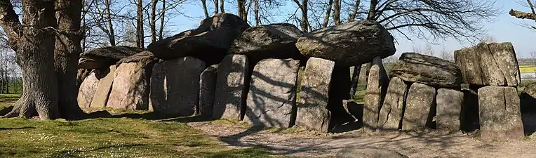 Autre vue du dolmen.