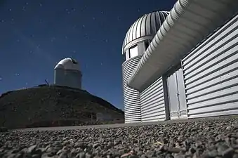 Vue nocturne du télescope de 3,6 mètres. En bas au milieu de l'image, « le sarcophage ». À droite, la coupole et la salle de contrôle du télescope Euler.