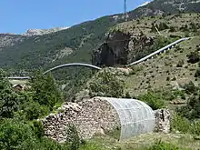 Hameau de la Bâtie des Vigneaux.Mur des Vaudois et siphon du Barri.