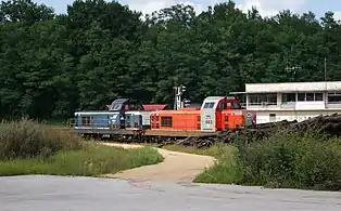 La BB 66616 VFLI (rouge) etla BB 66202 SNCF (bleue).