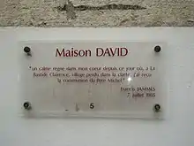 Photographie d'une plaque commémorative rappelant la communion de Francis Jammes à La Bastide-Clairence, en 1905.