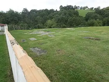 Pierres tombales dans l'enceinte du cimetière