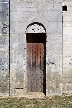 La fine porte percée dans l'abside axiale.